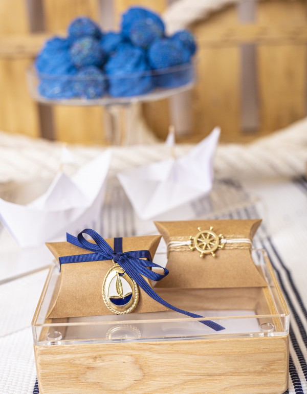 Μπομπονιέρες με craft κουτάκια διακοσμημένες με μεταλλικά στοιχεία καράβι και πηδάλιο, σατέν κορδέλα και διάφορα κορδόνια