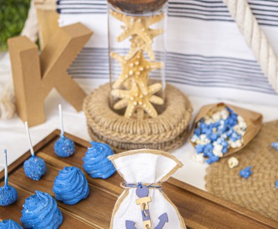 Μπομπονιέρα με υφασμάτινο πουγκί διακοσμημένη με ξύλινο κρεμαστό στοιχείο άγκυρα και διάφορα κορδόνια