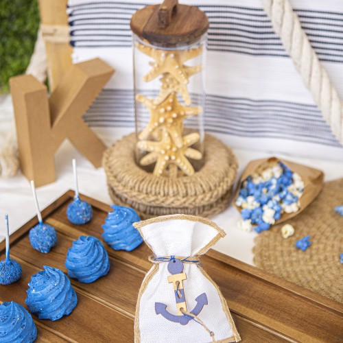 Μπομπονιέρα με υφασμάτινο πουγκί διακοσμημένη με ξύλινο κρεμαστό στοιχείο άγκυρα και διάφορα κορδόνια