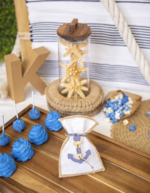 Μπομπονιέρα με υφασμάτινο πουγκί διακοσμημένη με ξύλινο κρεμαστό στοιχείο άγκυρα και διάφορα κορδόνια