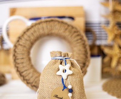 Μπομπονιέρα με πουγκί τσουβαλέ διακοσμημένη με λάβα στοιχείο σε σχήμα αστέρι, χάρτινο καρτελάκι με ευχή και ημιπολύπιμους λίθους