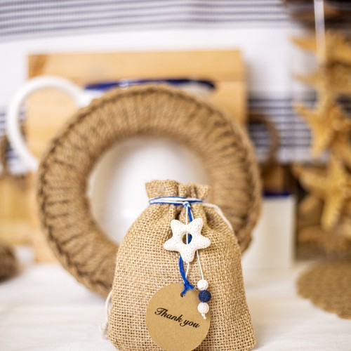 Μπομπονιέρα με πουγκί τσουβαλέ διακοσμημένη με λάβα στοιχείο σε σχήμα αστέρι, χάρτινο καρτελάκι με ευχή και ημιπολύπιμους λίθους