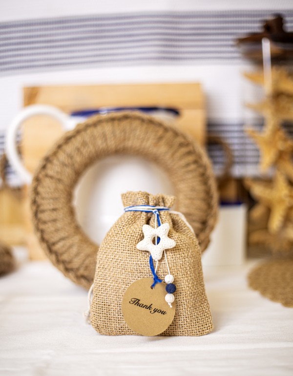 Μπομπονιέρα με πουγκί τσουβαλέ διακοσμημένη με λάβα στοιχείο σε σχήμα αστέρι, χάρτινο καρτελάκι με ευχή και ημιπολύπιμους λίθους