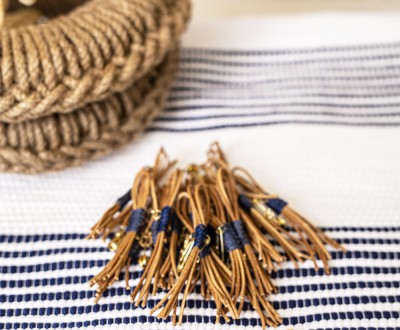 Μαρτυρικά με δερμάτινο κορδόνι, μεταλλικό στοιχείο σταυρό και παραμάνα με ματάκι