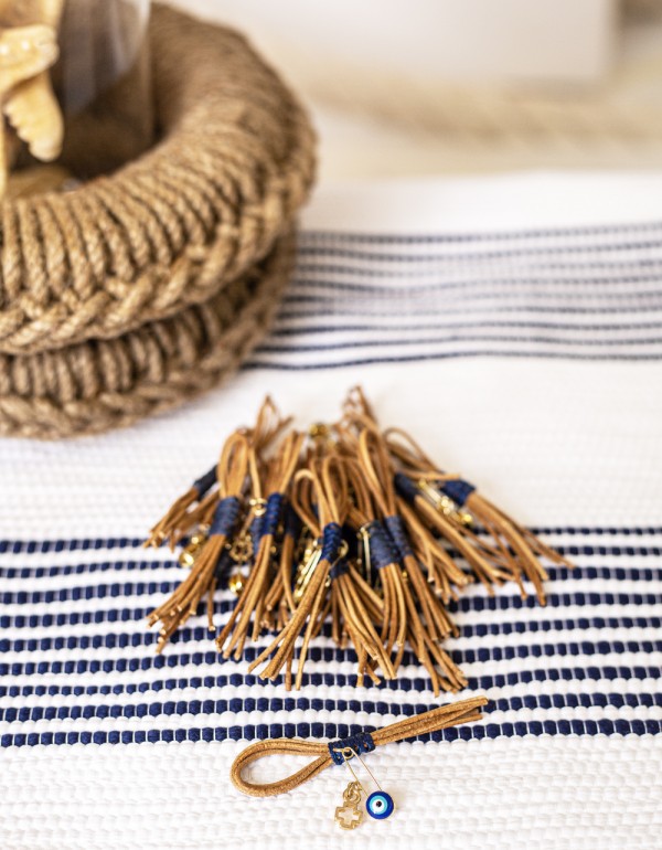 Μαρτυρικά με δερμάτινο κορδόνι, μεταλλικό στοιχείο σταυρό και παραμάνα με ματάκι