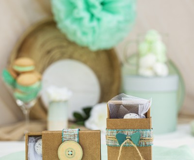 Μπομπονιέρες με craft συρταρωτά κουτάκια διακοσμημένες με ξύλινο στοιχείο κουμπί, δερμάτινο φιόγκο και πλεχτή κορδέλα