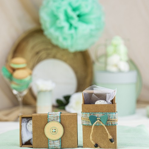 Μπομπονιέρες με craft συρταρωτά κουτάκια διακοσμημένες με ξύλινο στοιχείο κουμπί, δερμάτινο φιόγκο και πλεχτή κορδέλα