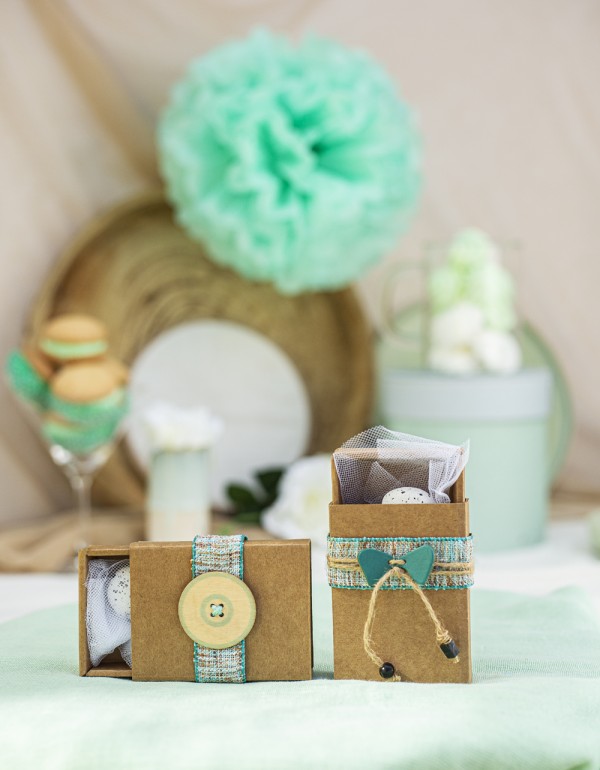 Μπομπονιέρες με craft συρταρωτά κουτάκια διακοσμημένες με ξύλινο στοιχείο κουμπί, δερμάτινο φιόγκο και πλεχτή κορδέλα