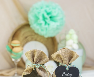 Μπομπονιέρες με πουγκί τσουβαλέ διακοσμημένες με ξύλινα στοιχεία πίνακα σε σχήμα καρδιάς και αστέρι, μπάλες πομ πομ και διάφορα κορδόνια