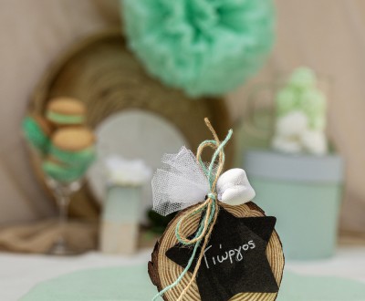 Μπομπονιέρα με ξύλινο τελάρο διακοσμημένη ξύλινο στοιχείο πίνακα σε σχήμα αστέρι και τσουβαλέ κορδόνια