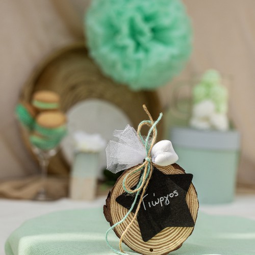 Μπομπονιέρα με ξύλινο τελάρο διακοσμημένη ξύλινο στοιχείο πίνακα σε σχήμα αστέρι και τσουβαλέ κορδόνια