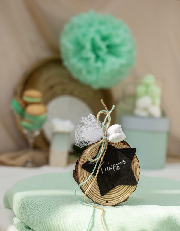 Μπομπονιέρα με ξύλινο τελάρο διακοσμημένη ξύλινο στοιχείο πίνακα σε σχήμα αστέρι και τσουβαλέ κορδόνια