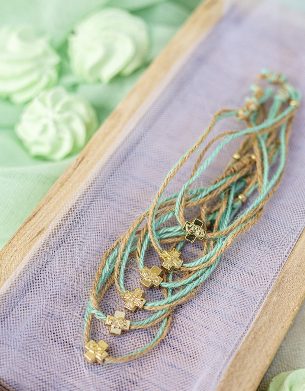 Μαρτυρικά βραχιόλια από σπάγγο κορδόνια και μεταλλικό στοιχείο σταυρό