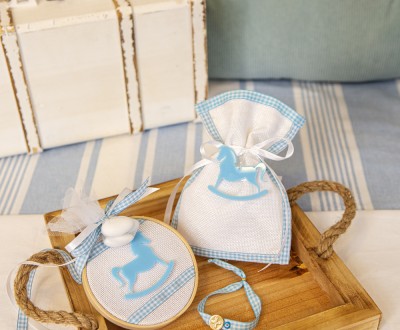 Μπομπονιέρες με ξύλινο στεφάνι και λευκό πουγκί διακοσμημένες με plexi αλογάκι, καρό και σατέν κορδέλα