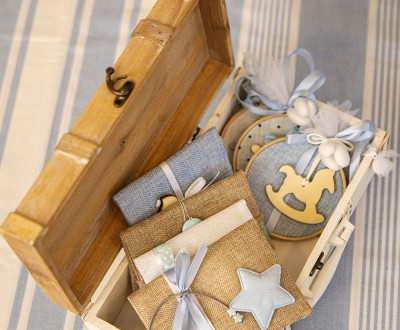 Μπομπονιέρες με ξυλινο στεφάνι και πουγκί διακοσμημένες με ξύλινο στοιχείο αλογάκι, υφασμάτινο αστέρι και σατέν κορδέλες