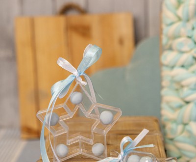 Μπομπονιέρες με διάφανα κουτάκια σε σχήμα αστέρι και καραμέλα διακοσμημένες με σατέν κορδέλες με ευχή
