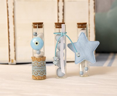 Μπομπονιέρες με διάφανα μπουκαλάκια διακοσμημένες με κεραμικό στοιχείο μάτι, υφασμάτινο αστέρι και διάφορες κορδέλες