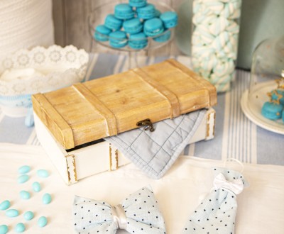 Μπομπονιέρες με πουά ύφασμα σε σχήμα φιόγκο και γραβάτα διακοσμημένες με υφασμάτινο φιόγκο, σατέν κορδέλα και σουέντ κορδόνι