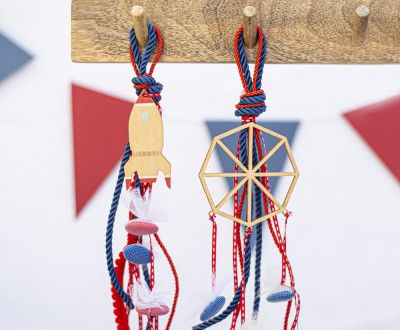 Κρεμαστές μπομπονιέρες με ξύλινα στοιχεία πύραυλο και χαρταετό διακοσμημένες με ρεγιόν κορδόνια και διάφορες κορδέλες