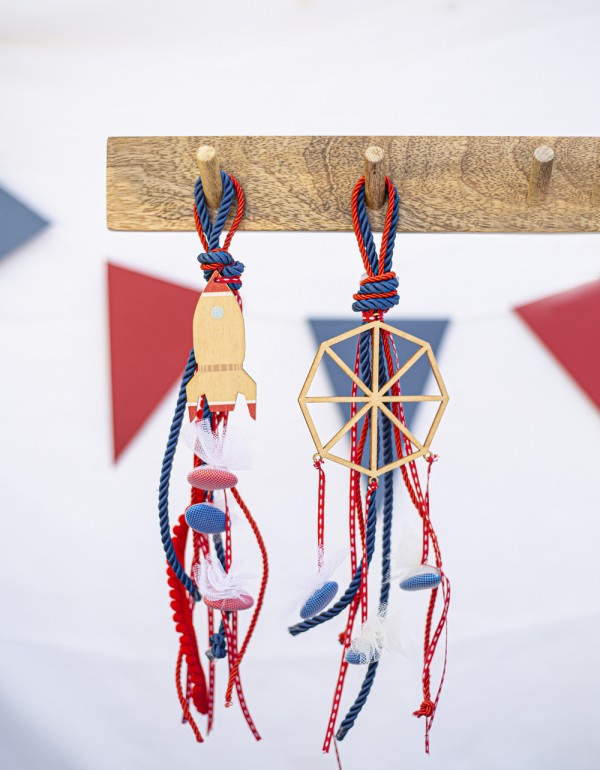 Κρεμαστές μπομπονιέρες με ξύλινα στοιχεία πύραυλο και χαρταετό διακοσμημένες με ρεγιόν κορδόνια και διάφορες κορδέλες