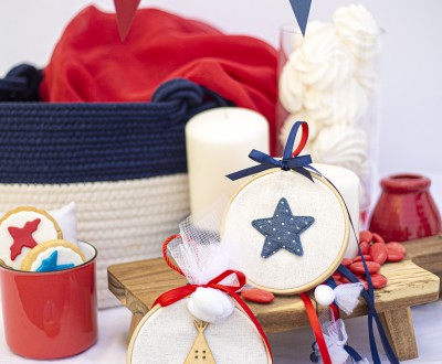 Μπομπονιέρες με ξύλινο στεφάνι και λευκό πουγκί διακοσμημένες με ξύλινο στοιχείο tipi τέντα, υφασμάτινο πουά αστέρι και διάφορες κορδέλες