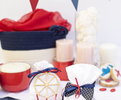 Μπομπονιέρες με πουγκί διακοσμημένες με ξύλινο στοιχείο χαρταετό, plexi πουά παπιγιόν και διάφορες κορδέλες