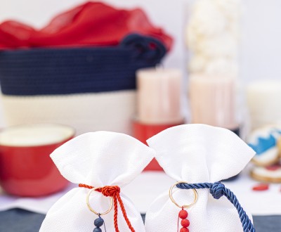 Μπομπονιέρες με πουγκί διακοσμημένες με μεταλλικά στοιχεία σε μπρελόκ, ρεγιόν χρωματιστά κορδόνια και ημιπολύτιμους λίθους