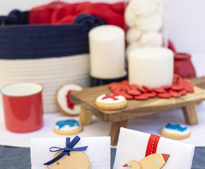 Μπομπονιέρες με πουγκί σε σχήμα φάκελο διακοσμημένες με ξύλινα στοιχεία, χάρτινο καρτελάκι με ευχή και διάφορες κορδέλες