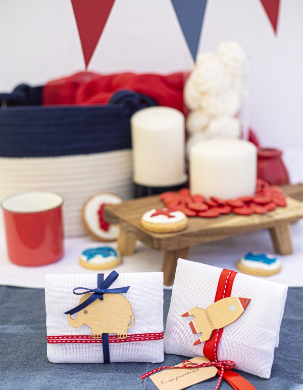 Μπομπονιέρες με πουγκί σε σχήμα φάκελο διακοσμημένες με ξύλινα στοιχεία, χάρτινο καρτελάκι με ευχή και διάφορες κορδέλες