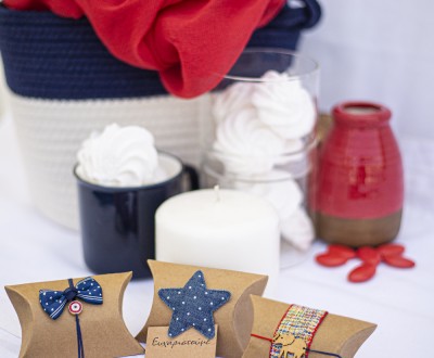 Μπομπονιέρες με craft κουτάκια διακοσμημένες με υφασμάτινα που στοιχεία, ξύλινο στοιχείο ελεφαντάκι, μεταλλικό ματάκι και διάφορες κορδέλες