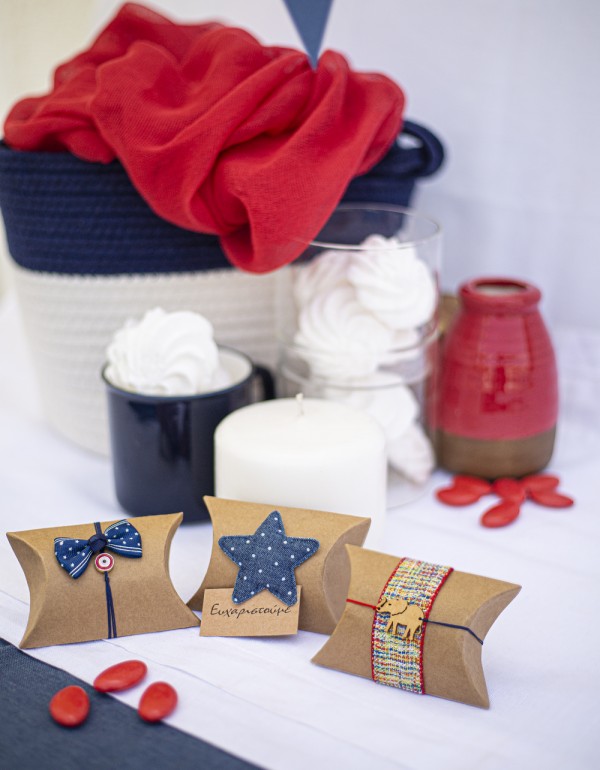 Μπομπονιέρες με craft κουτάκια διακοσμημένες με υφασμάτινα που στοιχεία, ξύλινο στοιχείο ελεφαντάκι, μεταλλικό ματάκι και διάφορες κορδέλες