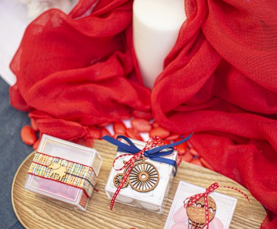 Μπομπονιέρες με διάφανα plexi κουτάκια διακοσμημένα με ξύλινα στοιχεία και διάφορες κορδέλες