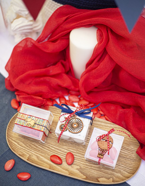 Μπομπονιέρες με διάφανα plexi κουτάκια διακοσμημένα με ξύλινα στοιχεία και διάφορες κορδέλες