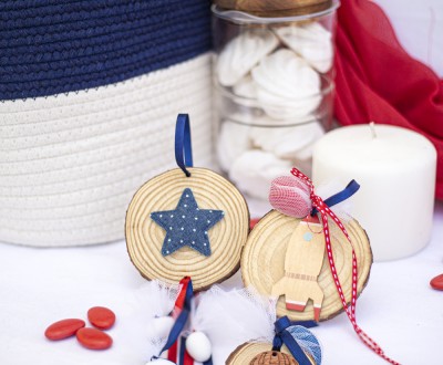 Μπομπονιέρες με ξύλινα τελάρα σε διάφορα μεγέθη διακοσμημένες με υφασμάτινο αστέρι, ξύλινα στοχεία και διάφορες κορδέλες