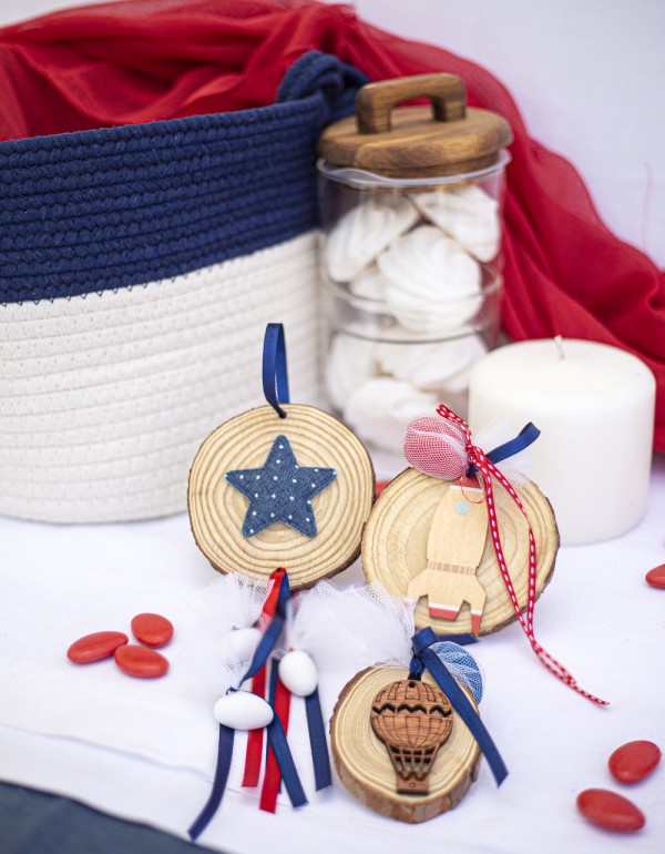 Μπομπονιέρες με ξύλινα τελάρα σε διάφορα μεγέθη διακοσμημένες με υφασμάτινο αστέρι, ξύλινα στοχεία και διάφορες κορδέλες