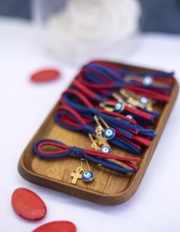 Μαρτυρικά με σουέντ κορδόνια, μεταλλικό στοιχείο σταυρό και παραμάνα με ματάκι