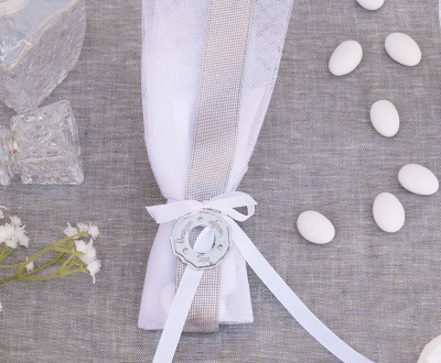 Μπομπονιέρα πουγκί από τούλι, με μεταλλικό silver σχέδιο και διάφορες κορδέλες