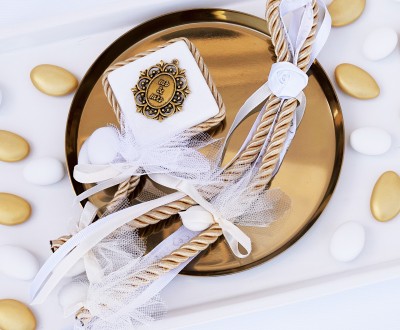 Μπομπονιέρα σε βότσαλο με antique gold σχέδιο και κρεμαστή μπομπονιέρα με σατέν ρεγιόν