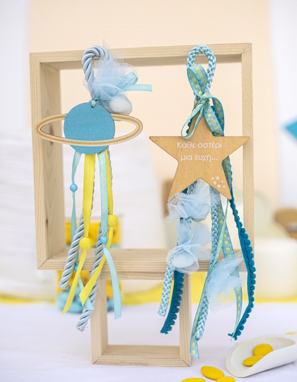 Κρεμαστές μπομπονιέρες με ξύλινα σχέδια και συνδυασμό από διάφορες κορδέλες και κορδόνια