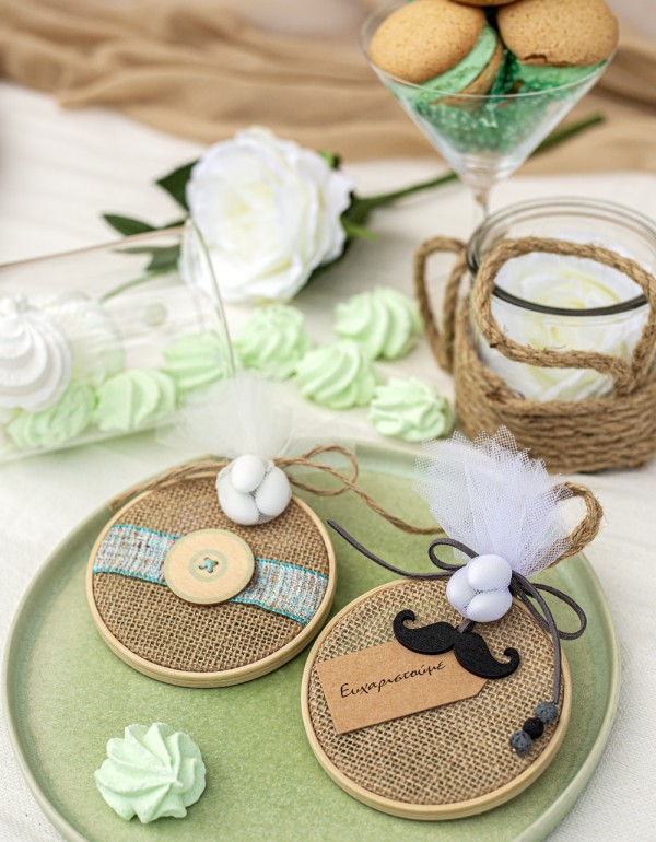 Μπομπονιέρες διακοσμητικά ξυλινά τελάρα με ύφασμα γιούτας και ξύλινα παιδικά σχέδια