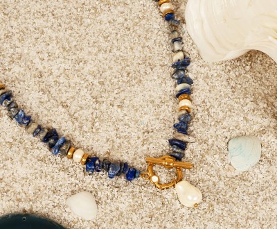 Κολιέ με κοχύλι, μαργαριτάρια, ημιπολύτιμες πέτρες και ατσάλινο 3D κούμπωμα με σμάλτο