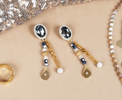 Σκουλαρίκια με κρύσταλλα, ορειχάλκινα και μεταλλικά στοιχεία, πέρλες και ατσάλινη αλυσίδα