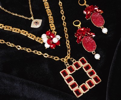 Σετ κολιέ με ατσάλινες αλυσίδες, κρύσταλλα, πέρλες, ορειχάλκινο στοιχείο με zircon, μεταλλικό στοιχείο με κρύσταλλα και σκουλαρίκια με κρύσταλλα