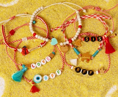 Teens βραχιόλια Μάρτης, με ατσάλινα στοιχεία και ακρυλικές χάντρες με αρχικά γράμματα