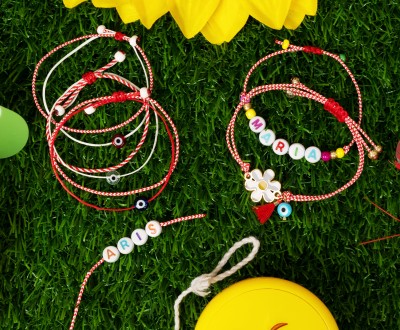 Παιδικά Βραχιόλια Μάρτης, με ατσάλινα στοιχεία, γυάλινα ματάκια και χάντρες με πολύχρωμα γράμματα