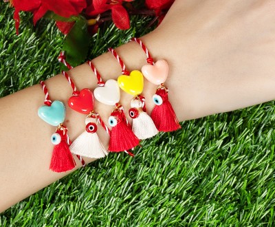 Girly βραχιόλια Μάρτης με επιλογές από κεραμικές καρδιές, μεταξωτές φούντες και γυάλινα ματάκια