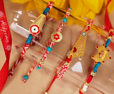 Stylish γυναικεία βραχιόλια με πολύχρωμα κορδόνια και επιλεγμένα ατσάλινα και μεταλλικά στοιχεία