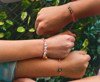 Trendy βραχιόλια Μάρτης με ακρυλικές χάντρες με γράμματα, φίμο στοιχεία και ροδέλες, ατσάλινο σωληνάκι