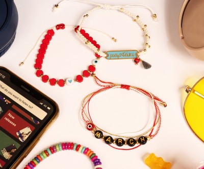 Βραχιόλια 'MARCH' με ακρυλικές μαύρες χάντρες με αρχικά γράμματα, καρδιές αιματίτη και ατσάλινο στοιχείο 'Μαρτάκι'