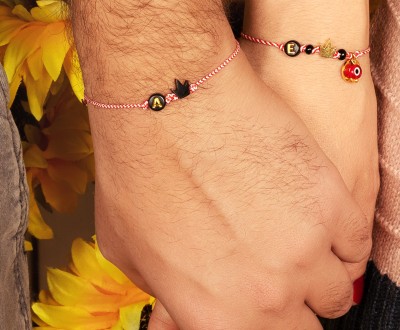 Σετ βραχιόλια Μάρτης για ζευγάρια, με κορώνες περαστές, μαύρα μοτίφ με χρυσά γράμματα αρχικά και ματάκι